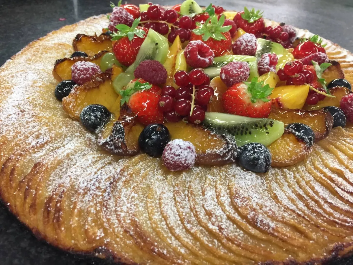 Tarte aux pommes et fruits frais